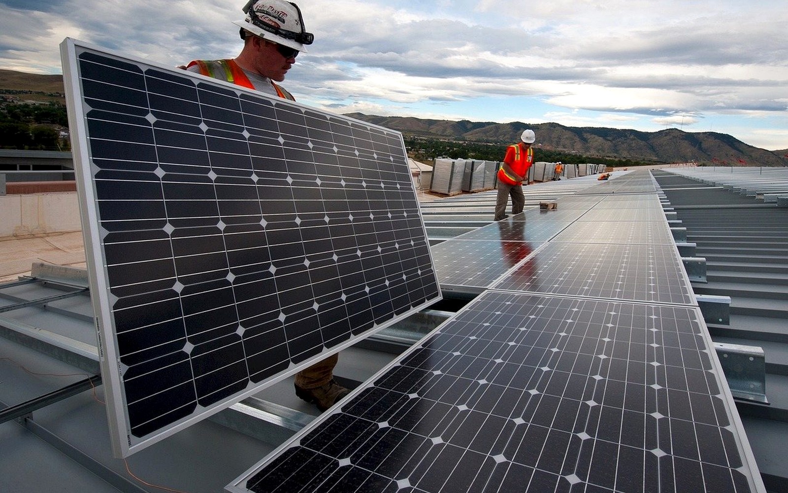 Tecnici durante l’installazione di pannelli fotovoltaici