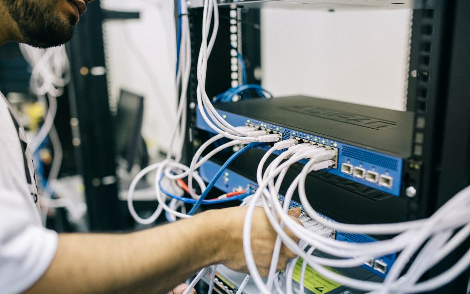 Tecnico informatico durante la configurazione di una rete dati