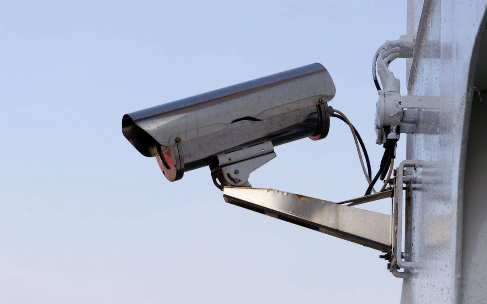Telecamera di sicurezza installata su una struttura esterna
